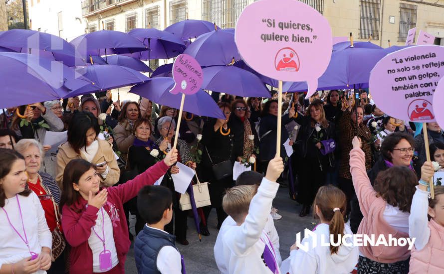 GALERÍA / 25N: Rosas blancas y mensajes escolares para decir un "no" rotundo a la violencia de género en Lucena