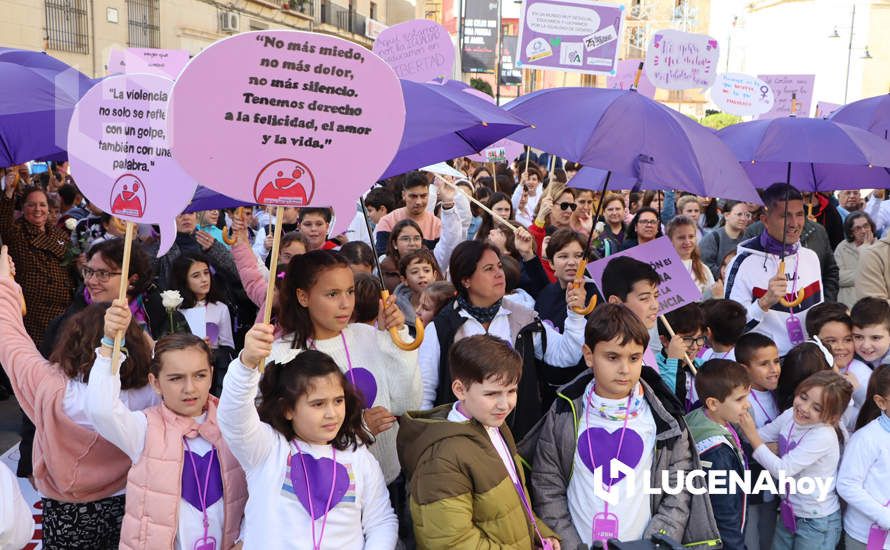 GALERÍA / 25N: Rosas blancas y mensajes escolares para decir un "no" rotundo a la violencia de género en Lucena