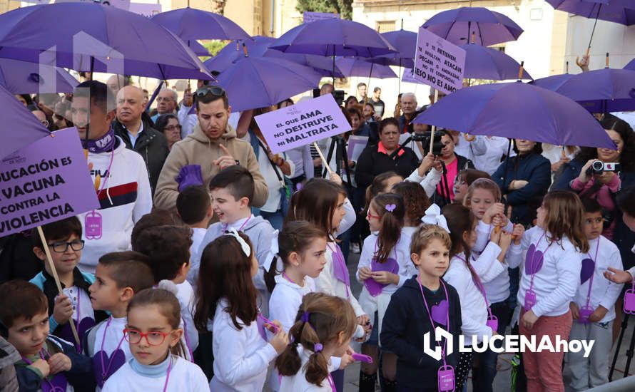 GALERÍA / 25N: Rosas blancas y mensajes escolares para decir un "no" rotundo a la violencia de género en Lucena