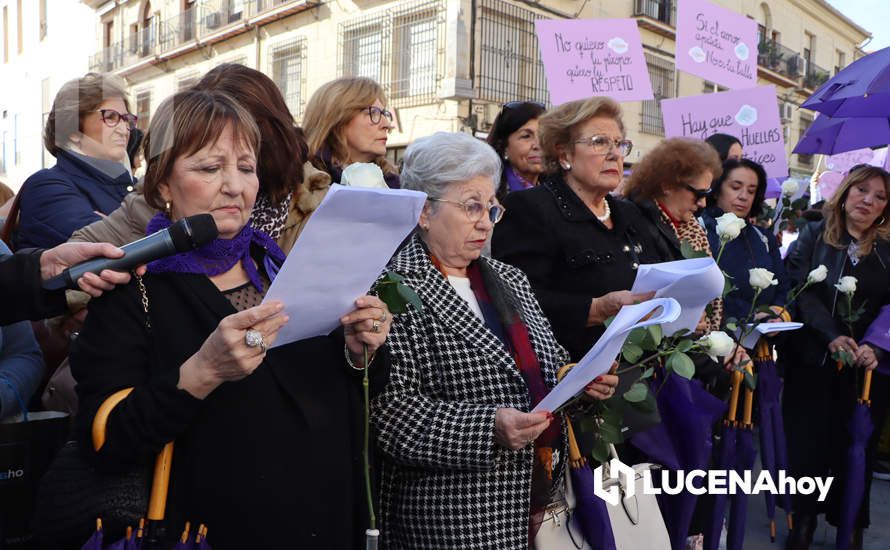 GALERÍA / 25N: Rosas blancas y mensajes escolares para decir un "no" rotundo a la violencia de género en Lucena