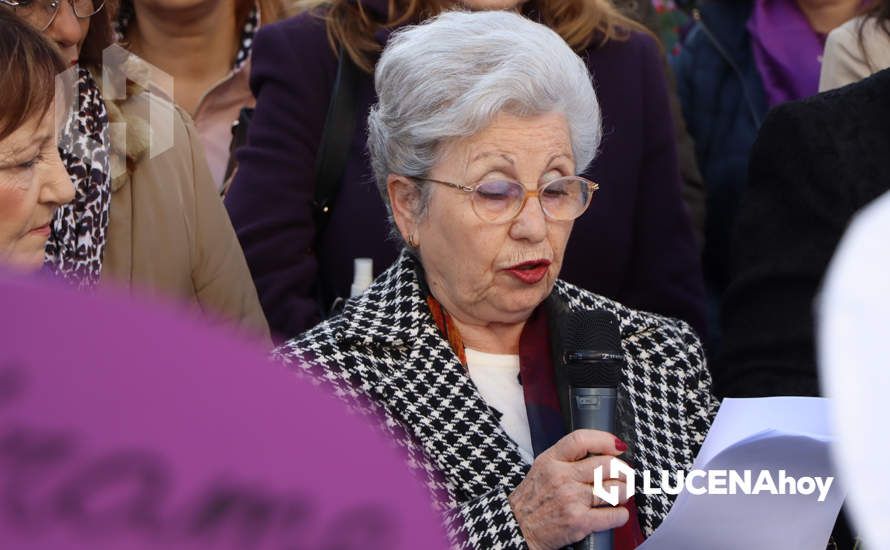 GALERÍA / 25N: Rosas blancas y mensajes escolares para decir un "no" rotundo a la violencia de género en Lucena