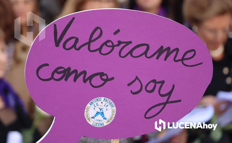 GALERÍA / 25N: Rosas blancas y mensajes escolares para decir un "no" rotundo a la violencia de género en Lucena