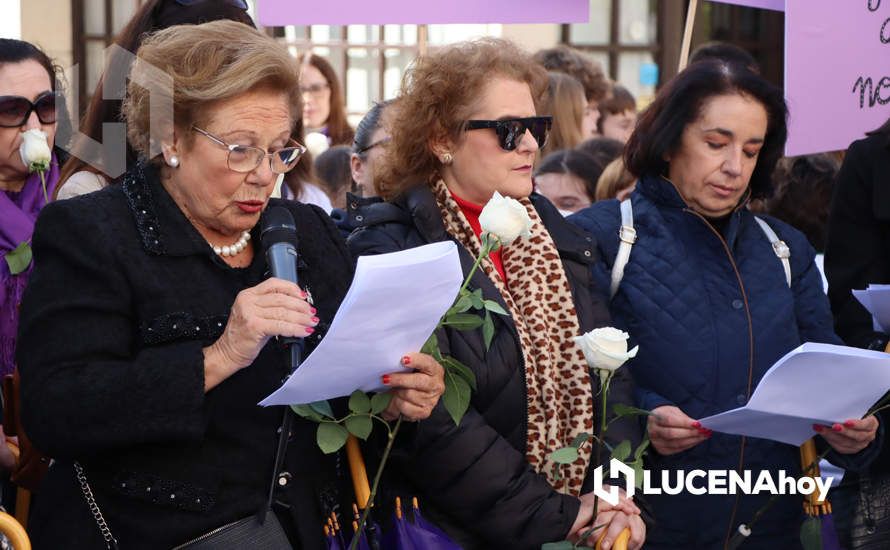 GALERÍA / 25N: Rosas blancas y mensajes escolares para decir un "no" rotundo a la violencia de género en Lucena