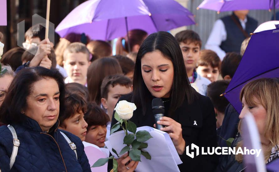 GALERÍA / 25N: Rosas blancas y mensajes escolares para decir un "no" rotundo a la violencia de género en Lucena