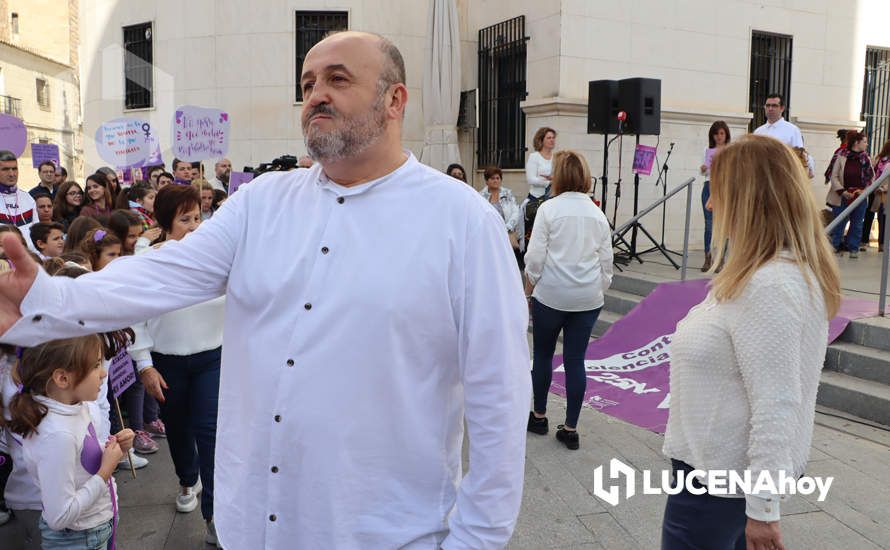 GALERÍA / 25N: Rosas blancas y mensajes escolares para decir un "no" rotundo a la violencia de género en Lucena GALERÍA / 25N: Rosas blancas y mensajes escolares para decir un "no" rotundo a la violencia de género en Lucena
