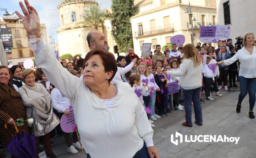 GALERÍA / 25N: Rosas blancas y mensajes escolares para decir un "no" rotundo a la violencia de género en Lucena