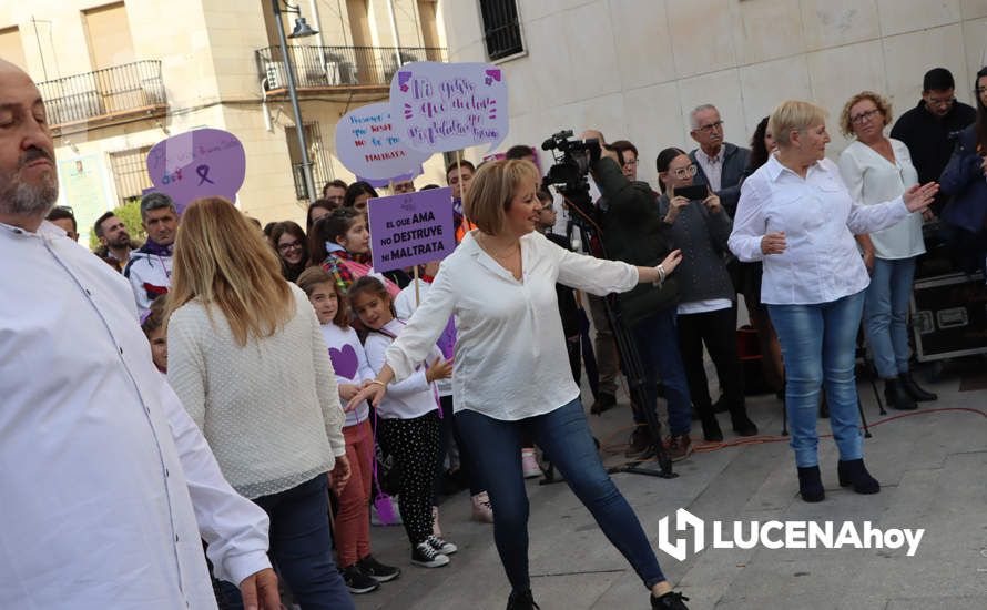 GALERÍA / 25N: Rosas blancas y mensajes escolares para decir un "no" rotundo a la violencia de género en Lucena