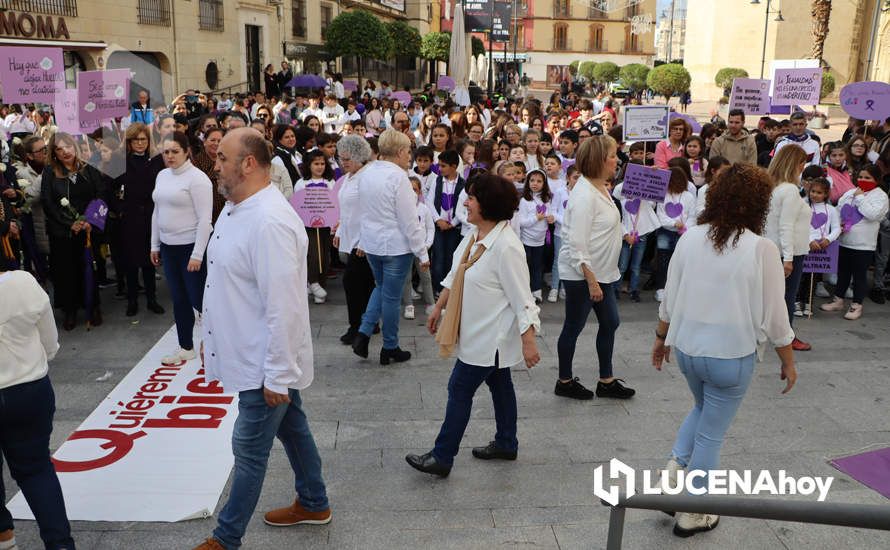 GALERÍA / 25N: Rosas blancas y mensajes escolares para decir un "no" rotundo a la violencia de género en Lucena