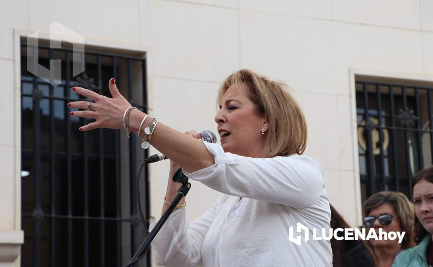 GALERÍA / 25N: Rosas blancas y mensajes escolares para decir un "no" rotundo a la violencia de género en Lucena