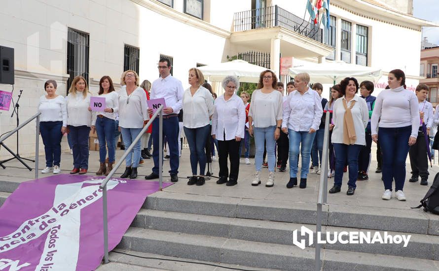 GALERÍA / 25N: Rosas blancas y mensajes escolares para decir un "no" rotundo a la violencia de género en Lucena