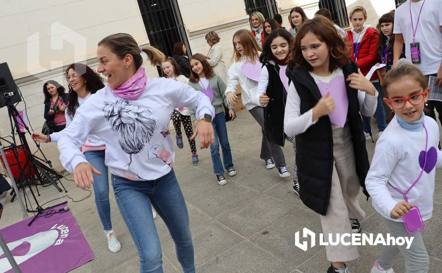 GALERÍA / 25N: Rosas blancas y mensajes escolares para decir un "no" rotundo a la violencia de género en Lucena