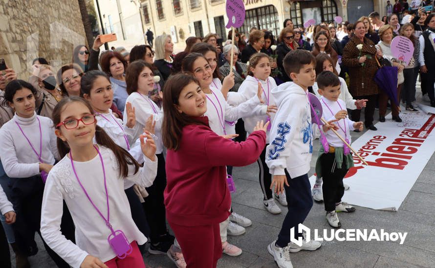 GALERÍA / 25N: Rosas blancas y mensajes escolares para decir un "no" rotundo a la violencia de género en Lucena