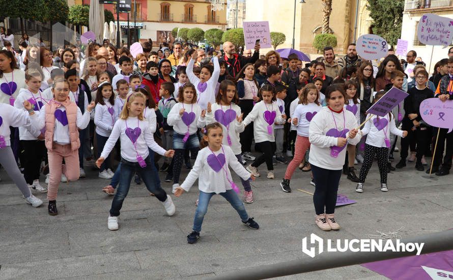 GALERÍA / 25N: Rosas blancas y mensajes escolares para decir un "no" rotundo a la violencia de género en Lucena