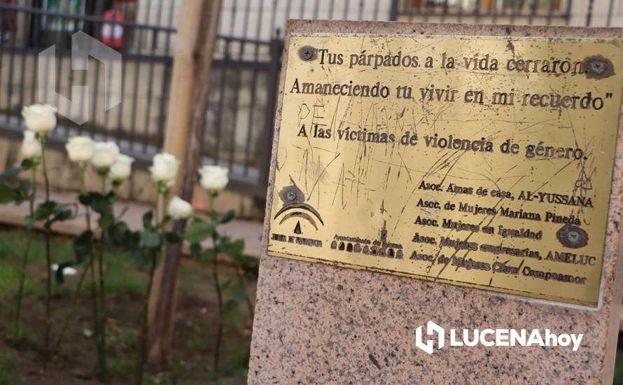 GALERÍA / 25N: Rosas blancas y mensajes escolares para decir un "no" rotundo a la violencia de género en Lucena