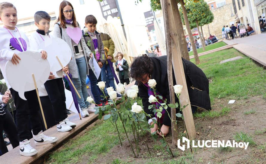 GALERÍA / 25N: Rosas blancas y mensajes escolares para decir un "no" rotundo a la violencia de género en Lucena