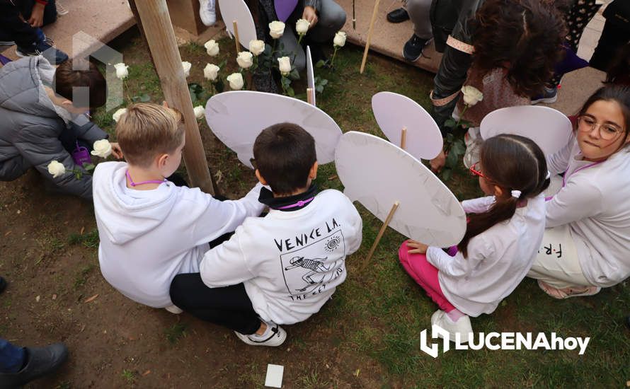 GALERÍA / 25N: Rosas blancas y mensajes escolares para decir un "no" rotundo a la violencia de género en Lucena GALERÍA / 25N: Rosas blancas y mensajes escolares para decir un "no" rotundo a la violencia de género en Lucena