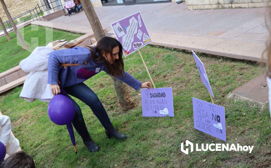 GALERÍA / 25N: Rosas blancas y mensajes escolares para decir un "no" rotundo a la violencia de género en Lucena