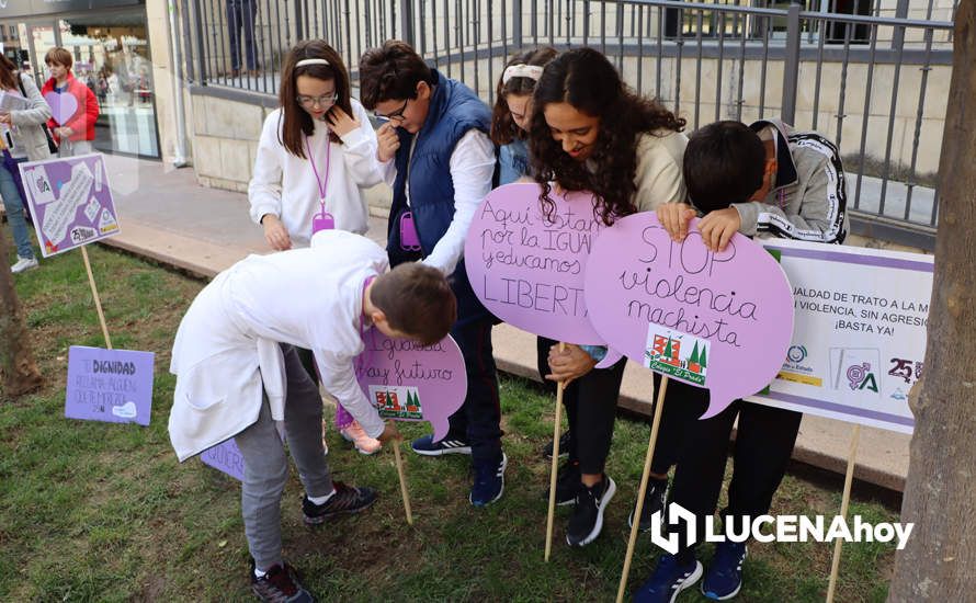 GALERÍA / 25N: Rosas blancas y mensajes escolares para decir un "no" rotundo a la violencia de género en Lucena