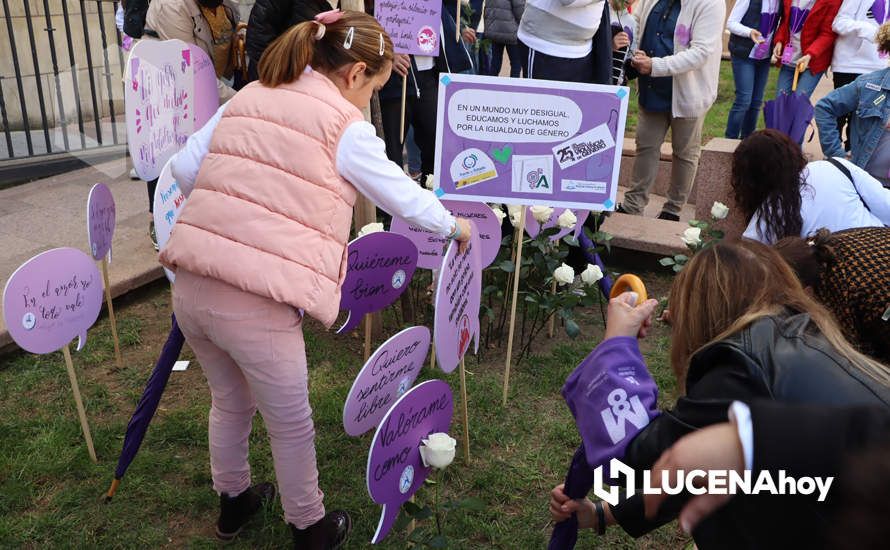 GALERÍA / 25N: Rosas blancas y mensajes escolares para decir un "no" rotundo a la violencia de género en Lucena