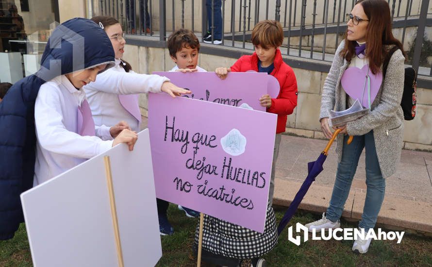 GALERÍA / 25N: Rosas blancas y mensajes escolares para decir un "no" rotundo a la violencia de género en Lucena