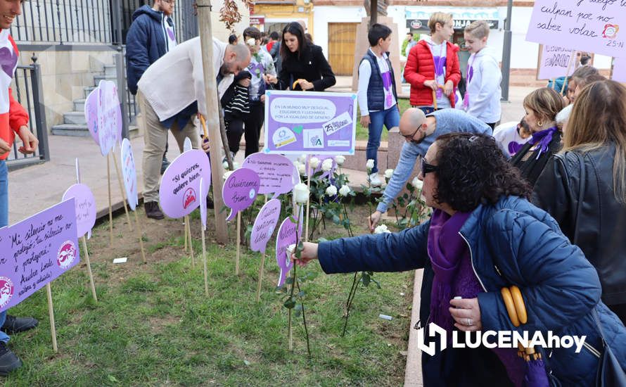 GALERÍA / 25N: Rosas blancas y mensajes escolares para decir un "no" rotundo a la violencia de género en Lucena