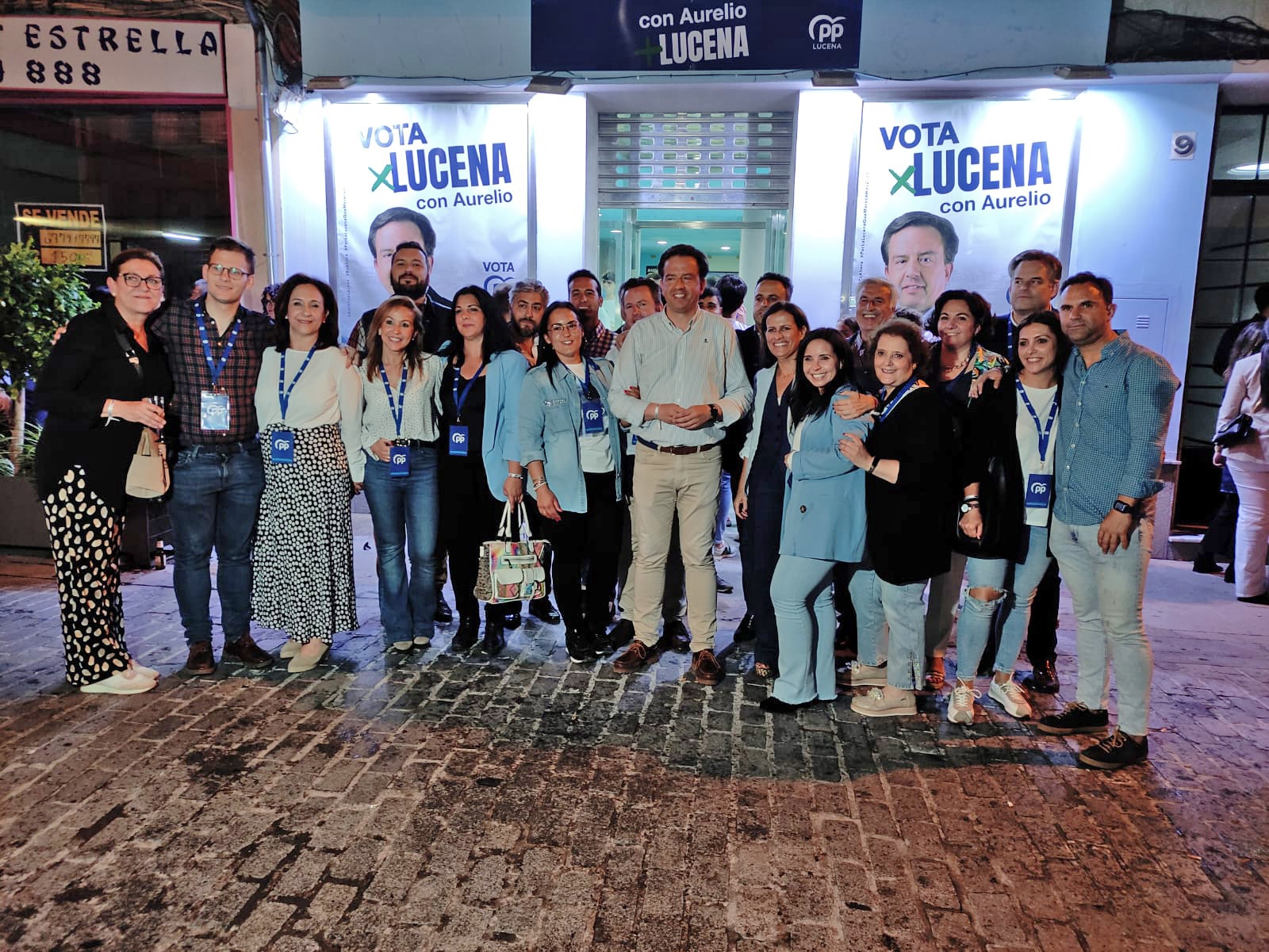 Aurelio Fernández junto a miembros de su candidatura y simpatizantes en la calle Juan Valera tras conocer el resultado de las elecciones