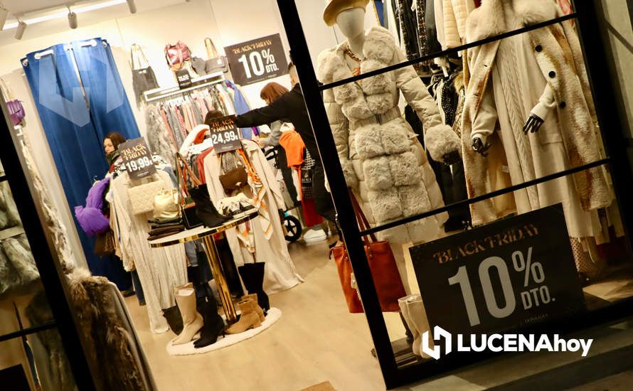 GALERÍA: La feria FEVEN abre sus puertas coincidiendo con un 'Black Friday' musical en las calles y plazas de Lucena