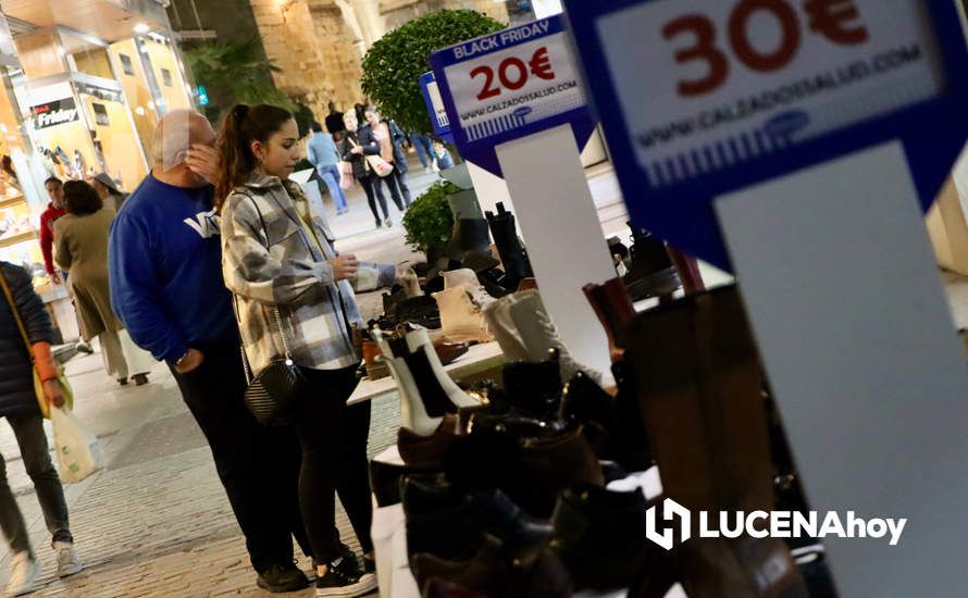 GALERÍA: La feria FEVEN abre sus puertas coincidiendo con un 'Black Friday' musical en las calles y plazas de Lucena