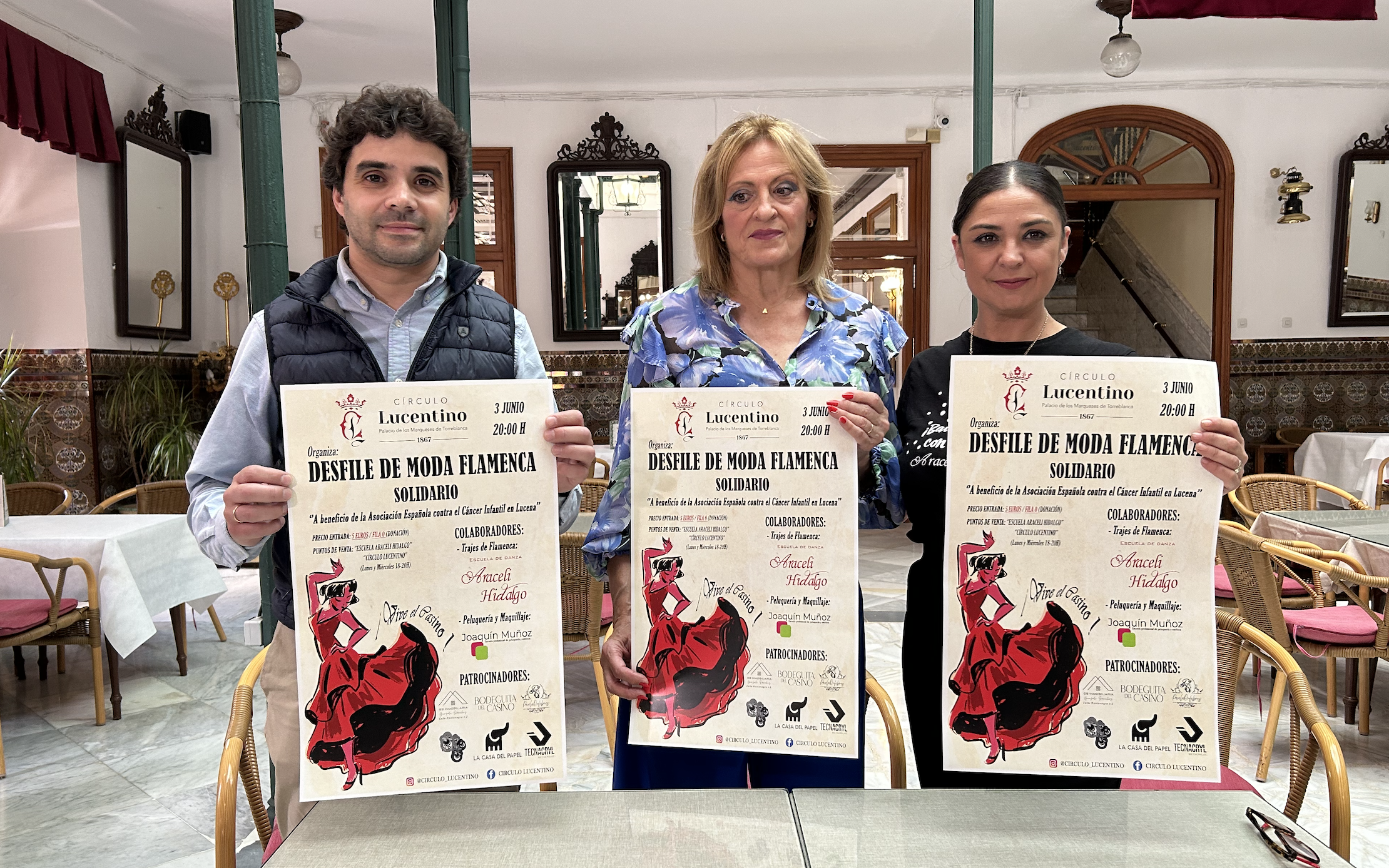 Manuel Barea, Araceli Chicano y Araceli Hidalgo muestran el cartel de este desfile de moda flamenca