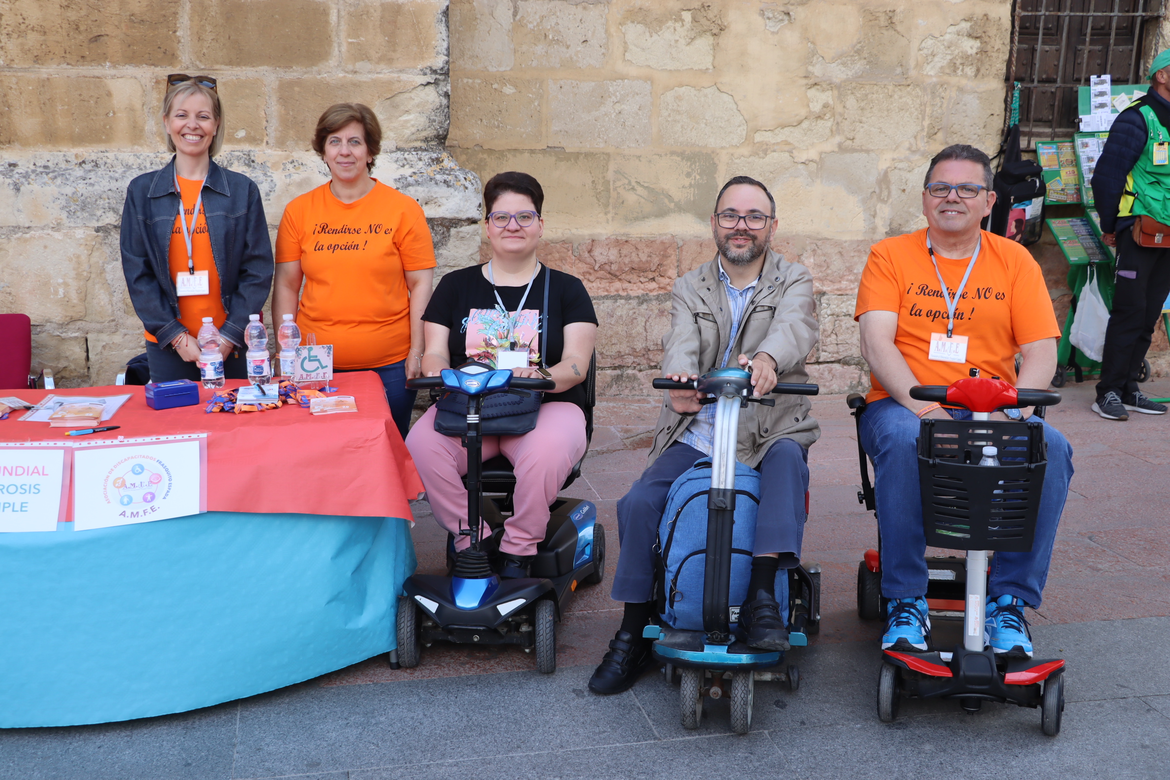 Miembros de AMFE y pacientes de esclerosis múltiple en la mesa informativa instalada en la Plaza Nueva