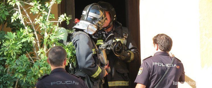  Un incendio afecta a una casa adosada en Jardín Lucena causando daños materiales (fotos) 