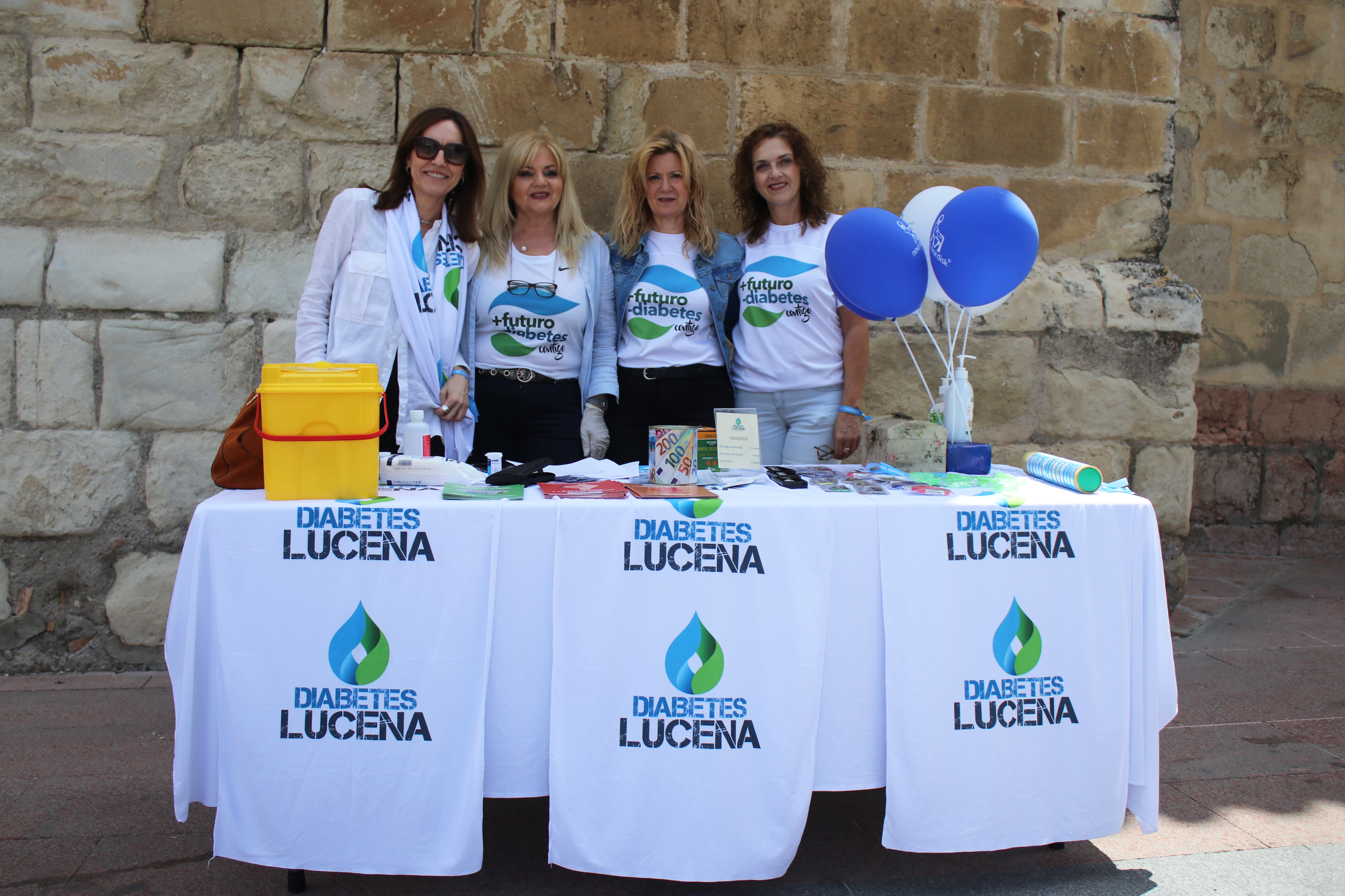 Voluntarias de la asociación Diabetes Lucena en la mesa informativa instalada en la Plaza Nueva