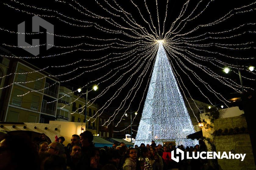 GALERÍA: Las luces de la Navidad son ya protagonistas en las calles y plazas de Lucena tras la inauguración por villancicos del Poblado de Belén