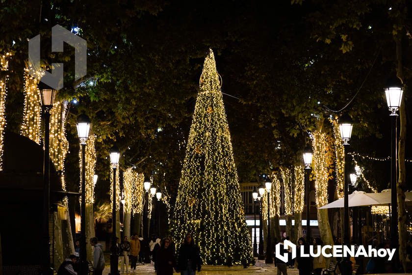 GALERÍA: Las luces de la Navidad son ya protagonistas en las calles y plazas de Lucena tras la inauguración por villancicos del Poblado de Belén