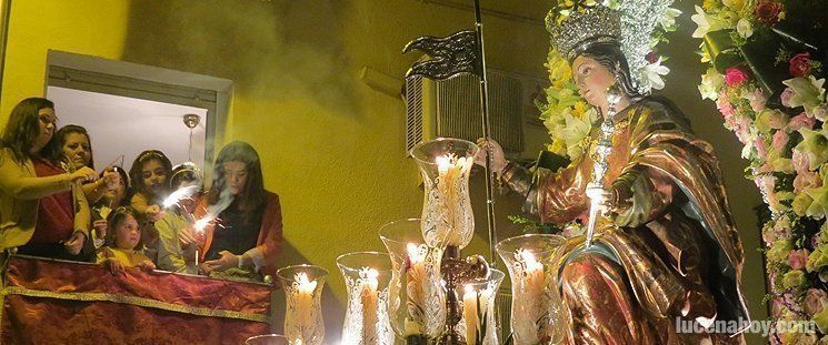  Una multitud acompaña a La Aurora por las calles de su barrio (fotos y vídeo) 