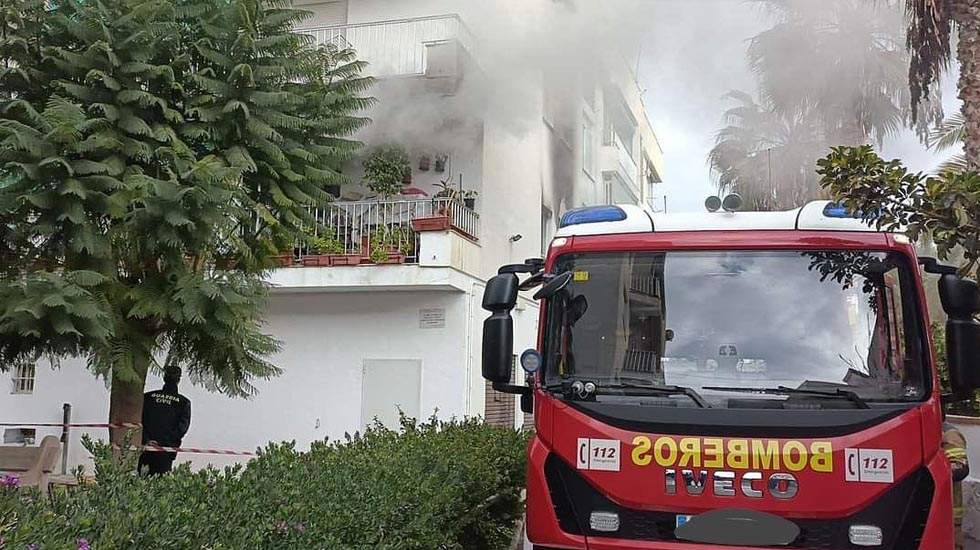 Un vehículo de bomberos ante la vivienda siniestrada en la que falleció la pareja de ancianos. Foto: Bomberos de Almuñécar 