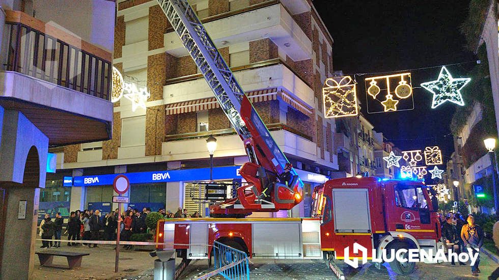  Un vehículo autoescala del Parque de Bomberos de Lucena ha procedido a sanear la cornisa del edificio 