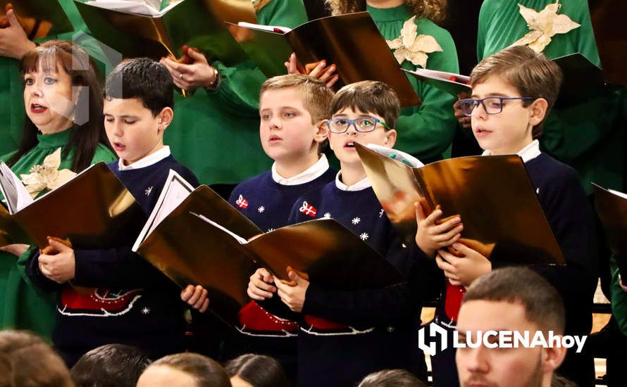 GALERÍA: La Coral Lucentina y la Orquesta y Coro del Conservatorio Profesional 'Maestro Chicano Muñoz' deslumbran con su concierto de Navidad