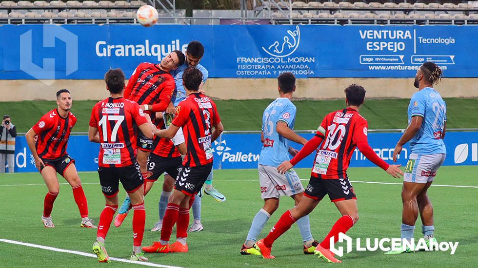  Disputa del balón entre jugadores del Ciudad de Lucena y Salerm Puente Genil 