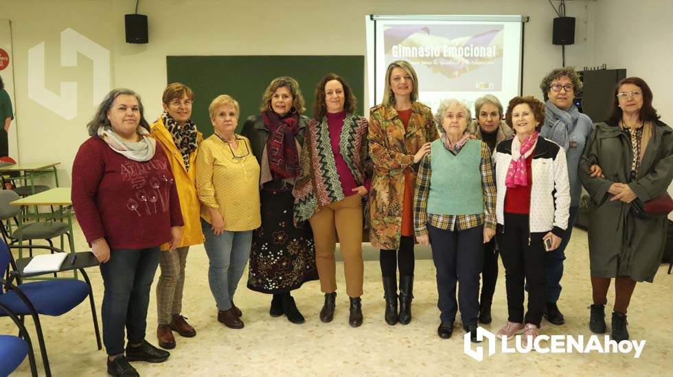  Carmen Gallardo junto a Elvira Pérez y algunas de las participantes en el taller iniciado hoy 