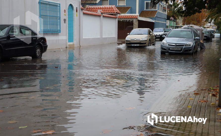 GALERÍA: Los 15 litros por metro cuadrado que ha dejado el intenso aguacero de esta tarde ocasionan grandes embolsamientos de agua y cortes de tráfico en distintos puntos de la ciudad
