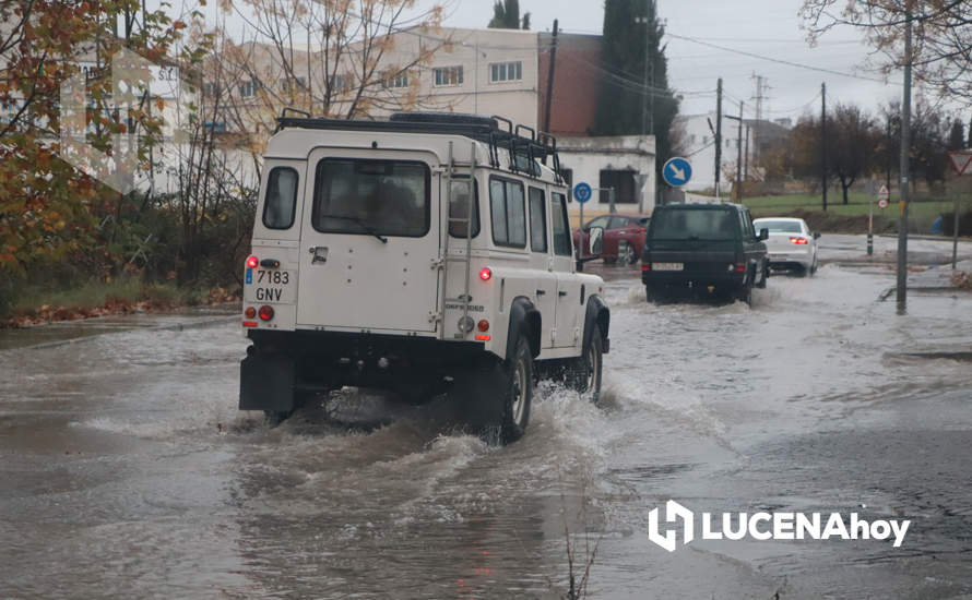 GALERÍA: Los 15 litros por metro cuadrado que ha dejado el intenso aguacero de esta tarde ocasionan grandes embolsamientos de agua y cortes de tráfico en distintos puntos de la ciudad
