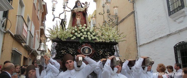  Santa Teresa de Jesús vuelve a pasear las calles de su barrio en procesión (fotos) 