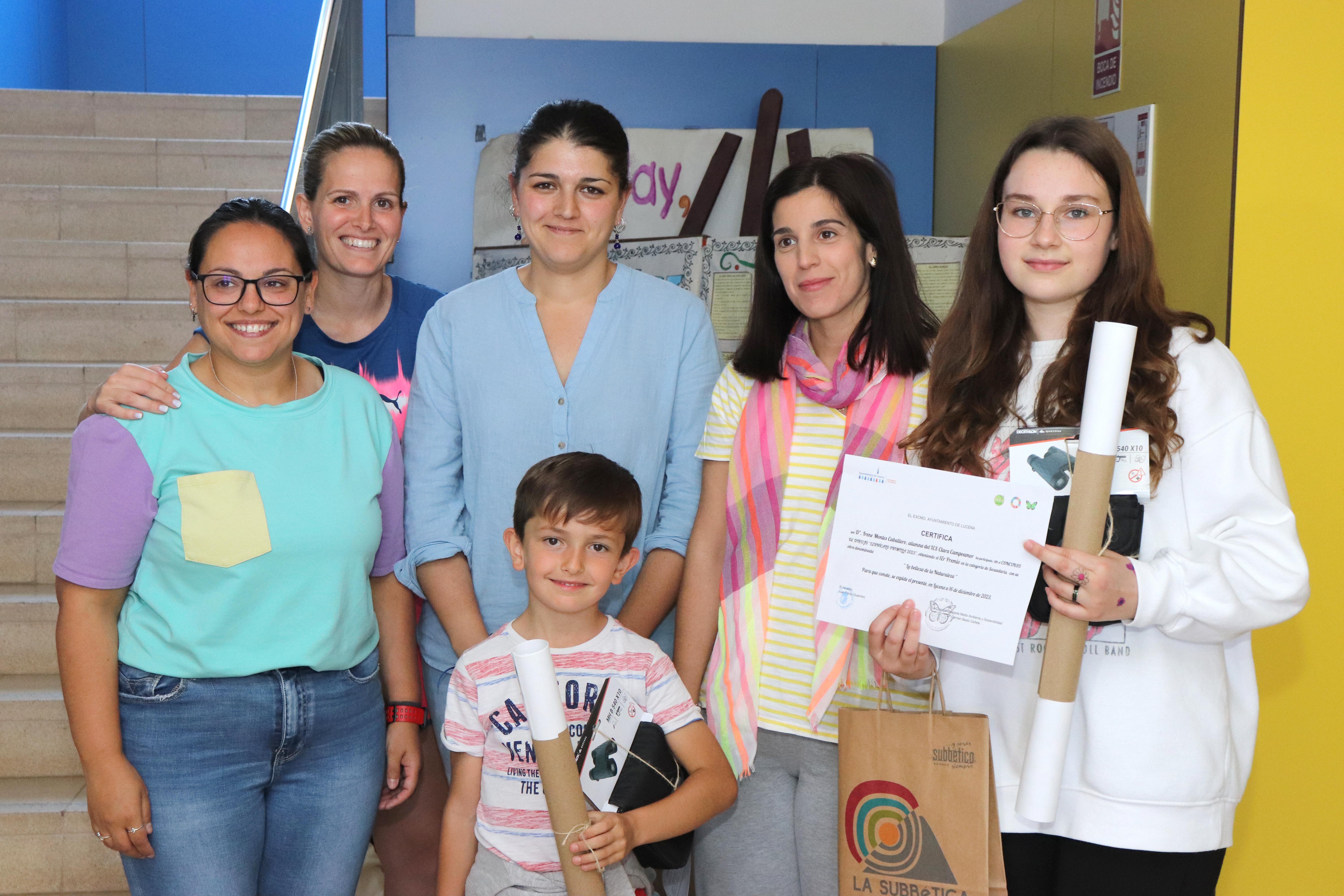 Los ganadores del primer premio junto a la concejal de Medio Ambiente, profesorado y miembros de Enea