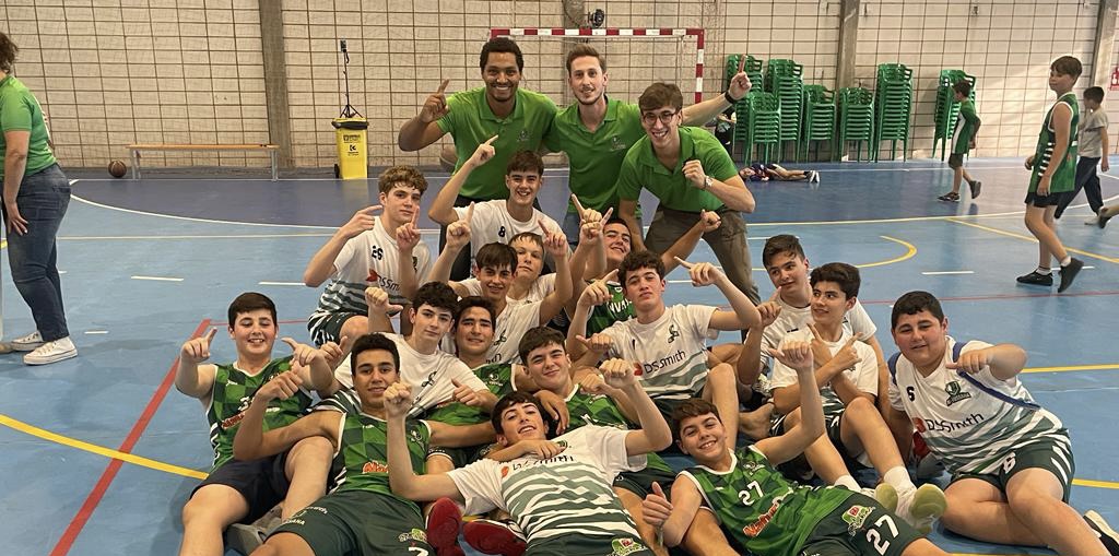 La plantilla del cadete del CB Al-Yussana celebra su campeonato liguero