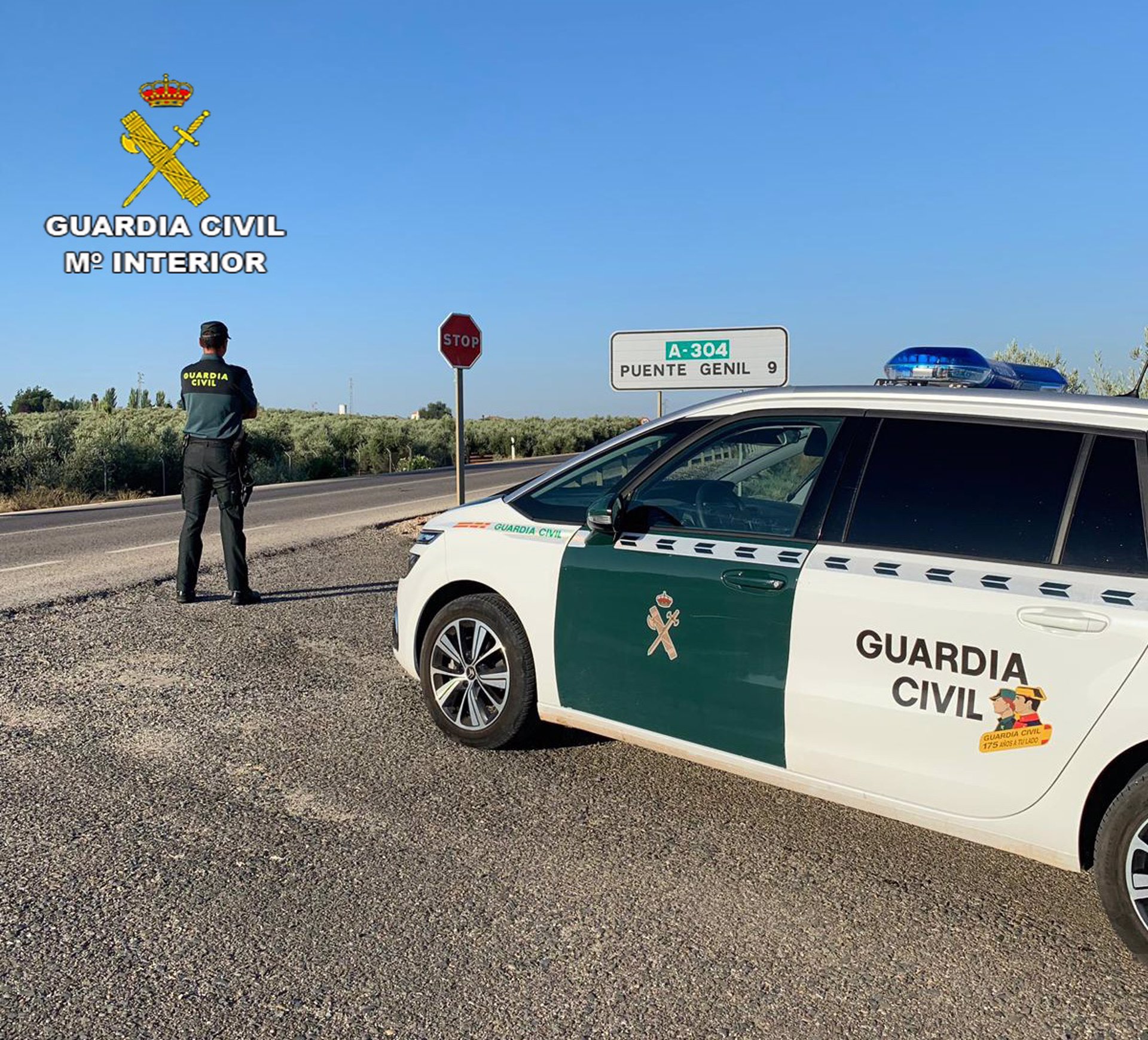 Una patrulla de la Guardia Civil a la entrada de Puente Genil