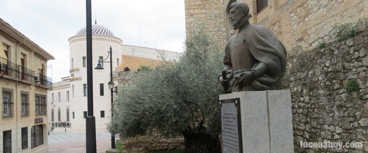  El ayuntamiento sustituye la placa colocada por error en el busto del Marqués de Comares 