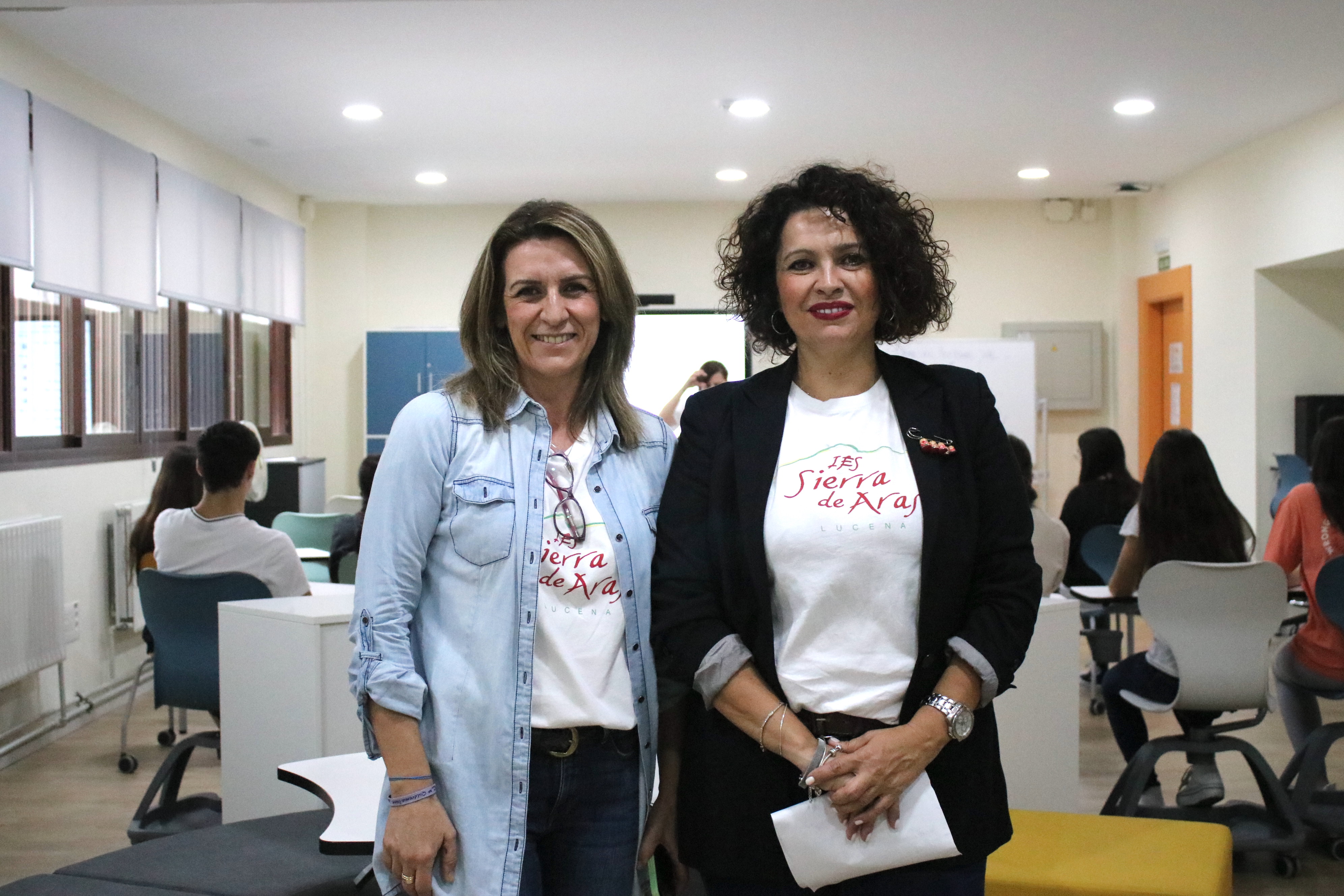Teresa Romero y Teresa Sánchez en la nueva aula Ateca del IES Sierra de Aras