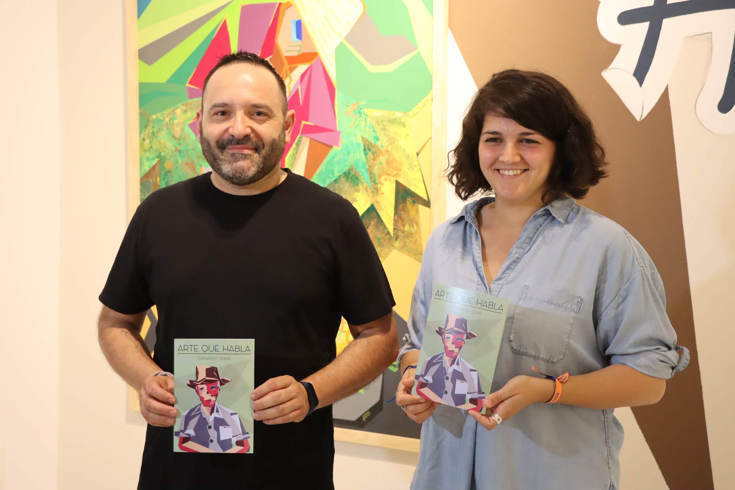 Fernando Somé y Mamen Beato durante la inauguración de la exposición