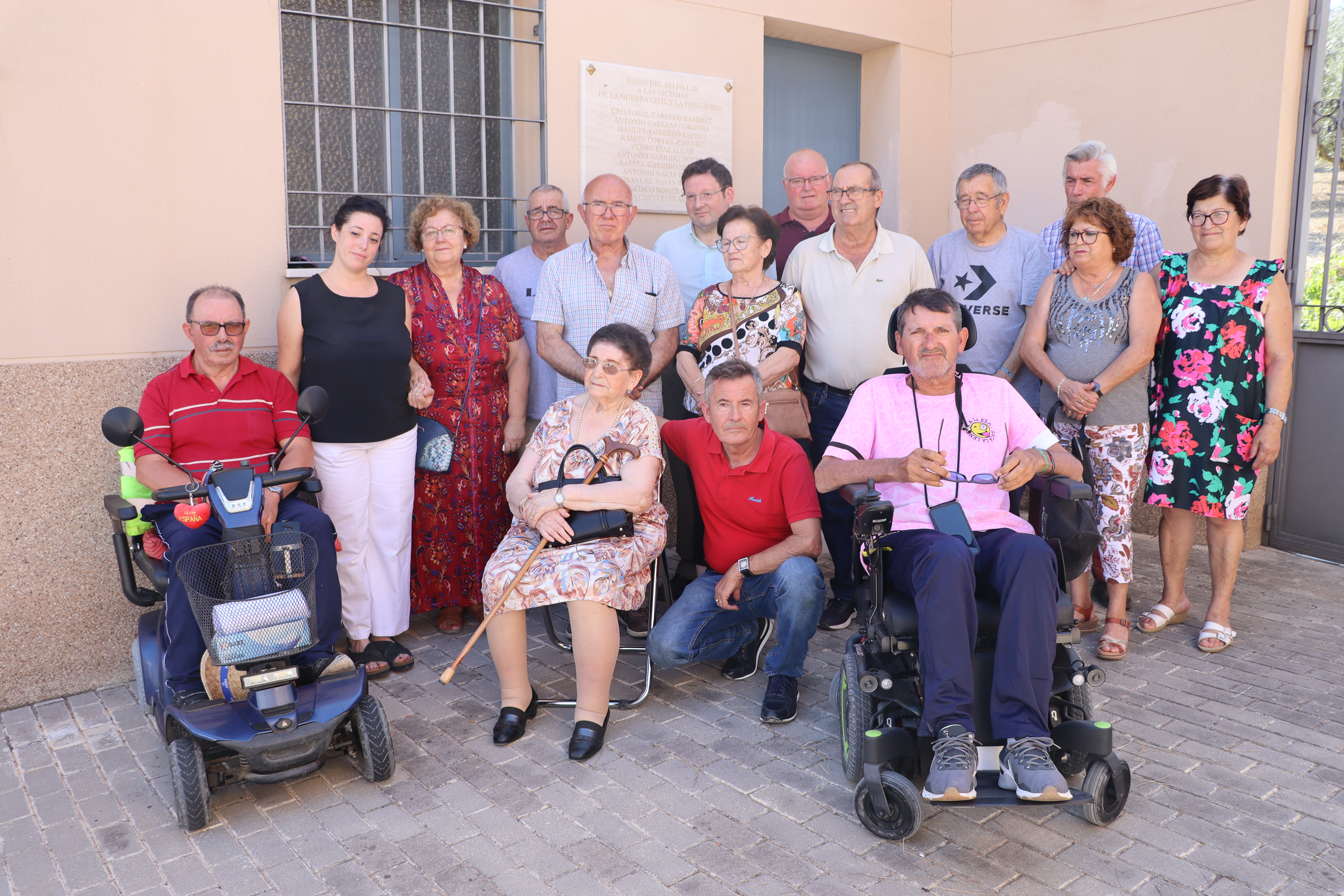 Familiares de las víctimas de la Guerra Civil en Las Navas del Selpillar ante la placa colocada en el cementerio